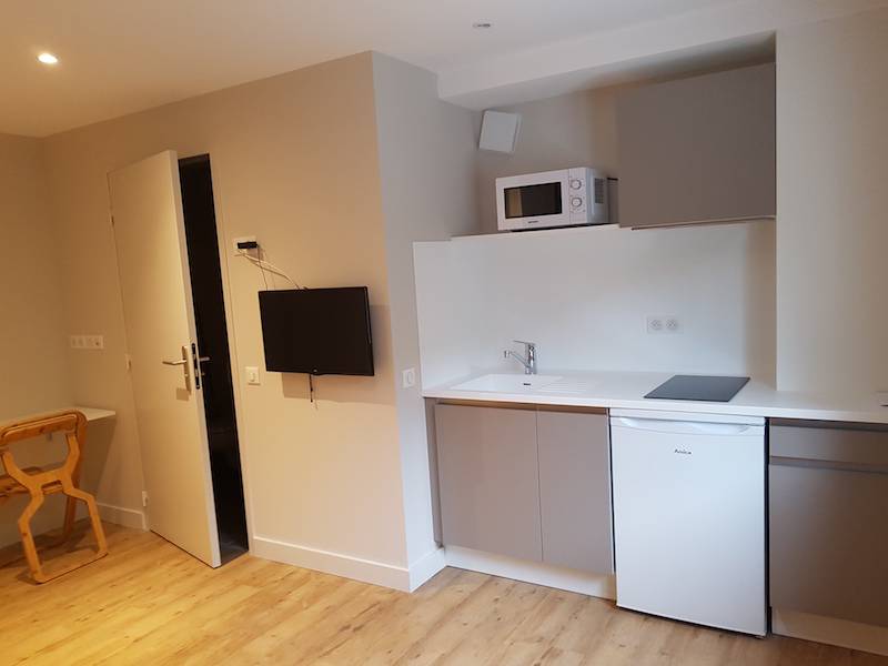 Studio avec kitchenette complète et plan en krion